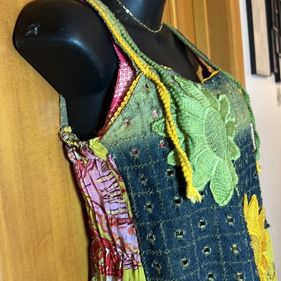 Sunflowers & pretty stitching make this Sz small, flowy tank blouse so feminine. - Picture 9 of 11
